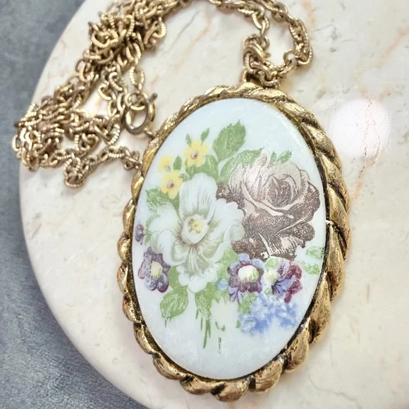 Vintage Victorian Style Floral Cameo Gold Tone Porcelain Pendant Chain Necklace - Picture 2 of 4